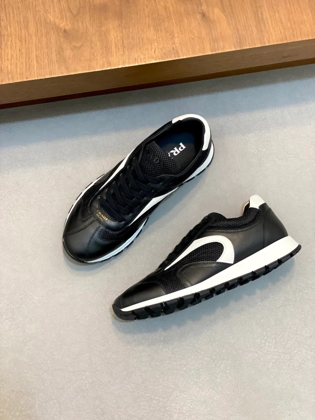 Men's shoes 💰740 Prada men's new lace-up sports and casual shoes. This upper is made of imported calfskin stitching. The tongue is P's classic bronzing lougou. The lining is made of calfskin for the feet. The outsole is made of non-slip sports exclusive rubber outsole with logo. It feels good on the foot. It is fashionable and fashionable. It has a standard sports version and looks very good on the foot! Comes with original box and dust bag! L leather shoe size: 39/40/41/42/43/44 original box packaging + dust bag